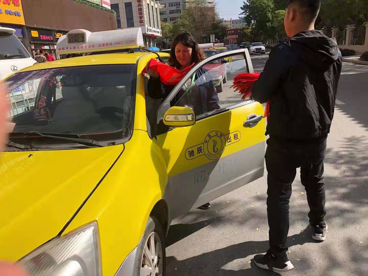 “蓝天保卫战，我是行动者”---甘肃浩展集团举办送温暖活动，免费发放环保袋！